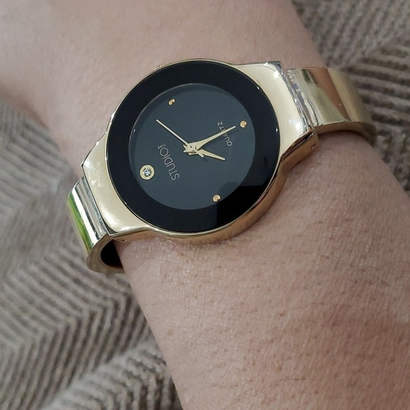 VINTAGE STUDIO TIME QUARTZ WATCH ROUND BLACK FACE GOLD CUFF HINGE BANGLE - Picture 5 of 6